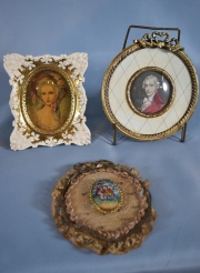 Miniaturas distintas, Escena galante - Dama marco cerámica con flores. Circular caballero