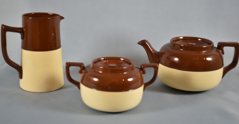 Tetera, azucarera y lechera de cerámica inglesa blanca y marrón