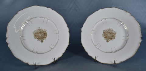 Platos porcelana Dore Sevres, blancos con esculo . Peq. Cachaduras 1 con fisura. 4 Piezas