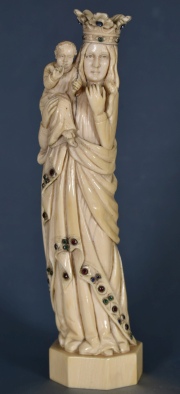 Virgen de marfil con incrustaciones de piedras. Restauro.