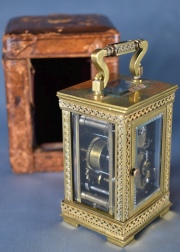 Carriage Clock bronce labrado Made in France Altura 8,5cm con estuche de cuero. C. LL.