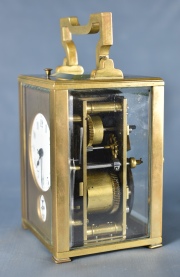Carriage Clock francés, caja de bronce. Altura 10 cm, con estuche de cuero - cuadrado sin ornamento. C. LL.