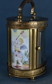 Peq. Carriage Clock bronce Made in France Altura 7,5cm (ovalado) cuadrante y laterales Esmaltados con figuras de Putini