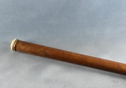Bastón madera con peq. aplic. en el pomo de Marfil y virola dorada - 89,5cm.