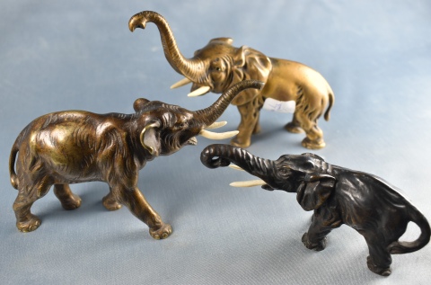 Tres Elefantes de Bronce vienés - Medidas máximas (alto y largo): 10x12,5cm; 7,5x14cm y 5,5x11cm