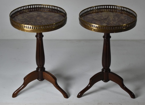 Par de pequeñas mesas circulares con tapas de mármol restauradas. Galerías de bronce dorado. Alto 45 cm.