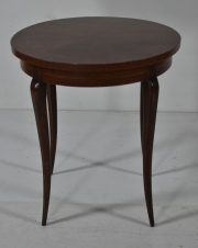 Pequeña mesa estilo Luis XV circular. Desperfectos. Alto 53 cm.