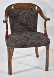 Pequeño silón estilo inglés, tapizado con diseño de búlgaros.