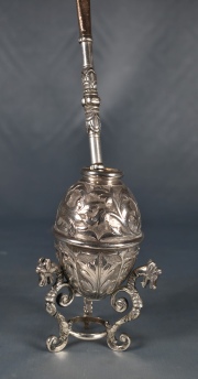 MATE PORTEÑO, de plata. Fin del siglo XIX. Cuenco profusamente cincelado con