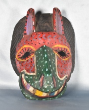 Mascara ecuatoriana de madera policromada