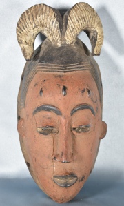 Máscara africana con cuernos, madera tallada. 29 cm.