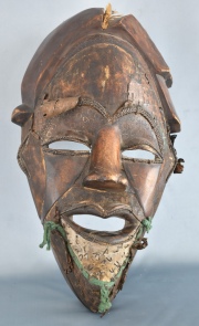 Máscara africana con aplicaciones de metal.