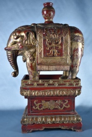 Elefante sobre terraza madera esculpida roja y dorada, de Siam estilo ratanakoshim- S. XVIII - XIX