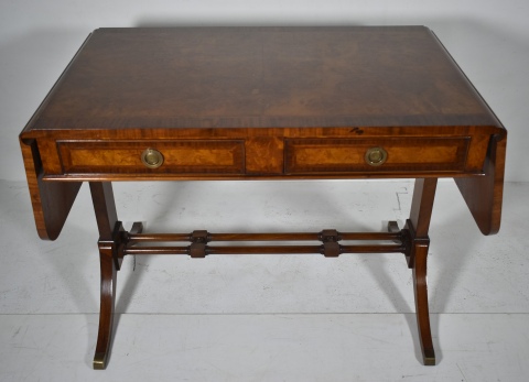 Sofa Table estilo Sheraton de la casa Dunbar, de raíz de nogal. Dos cajones. Alto 72 cm.