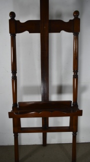 Atril estilo inglés de caoba, de la casa Dunbar. Alto 185 cm.