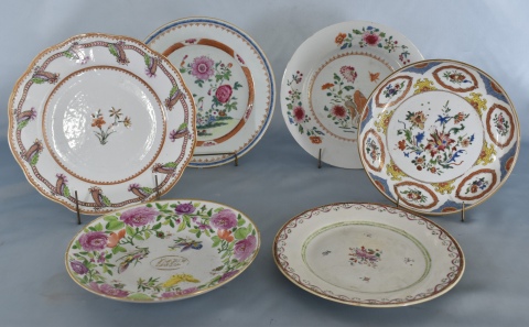 Seis platos porcelana Cia de Indias, decoración floral, 1 con fisuras, peq. cascaduras.