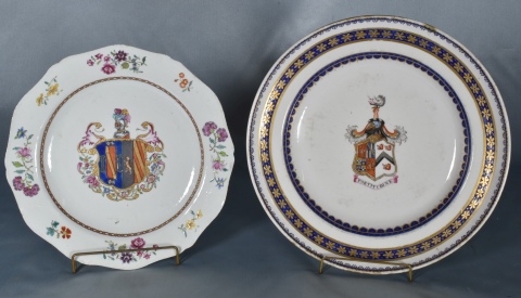 Dos platos Cia de Indias, con escudos heráldicos. Diámetro 25 y 22,3 cm. Peq. restauración y cascaduras. 2 Piezas
