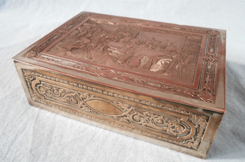 Antigua caja de cobre con escena grabada , B. Wicker G.R. circa 1898, mide: 15.5 x 11.5 x 5.7 cm.er