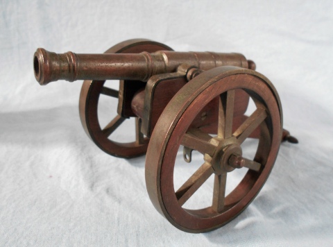 Cañoncito, pieza de artillería del siglo XIX, (probablemente muestra militar o juguete muy antiguo), circa 1880.