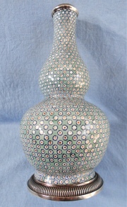 Vaso francés , de porcelana con montura de plata gallonada, contraste del Mercurio y punzón semi