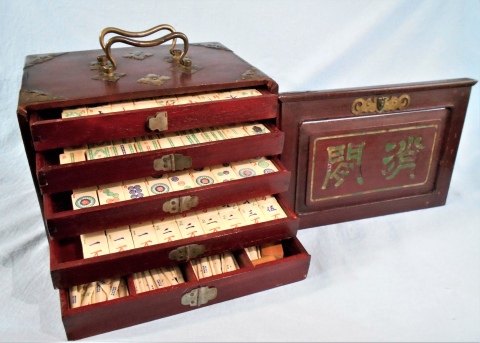 Mah Jong, Antiguo juego chino completo, con piezas de bambú y hueso, caja de madera con cajoncitos y variedad de fichas.