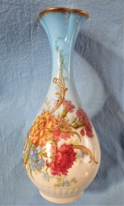 VASO, porcelana de limoges, con decoración de flores policromas y finos relieves en dorado. altura 27.5 cm.