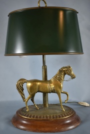 Lámpara con caballo de bronce, pantalla de metal