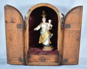 La Virgen y el Niño con hornacina de madera portatil.