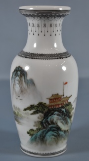 Vaso porcelana 17 cm. con paisaje y escritura oriental.