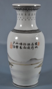 Vaso porcelana 17 cm. con paisaje y escritura oriental.