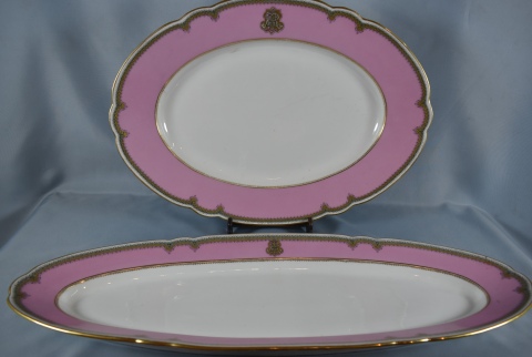 Dos fuentes Pillivuyt ovales, porcelana con guarda rosada. 