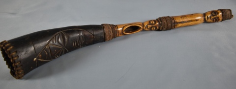 Instrumento de viento Africano, figuras antropomorfa. Largo 53 cm.