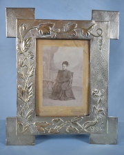 Portarretrato bronce con foto antigua de dama. 