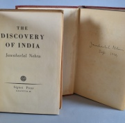 Nehru, Jawaharlal, dos volúmenes autografiados.