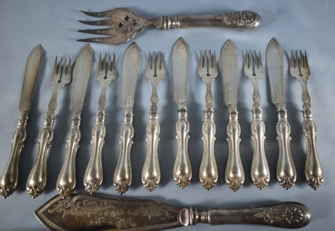 14 Piezas de pescado, 6 cuchillos, 6 tenedores, 2 piezas de servir diferentes modelo.