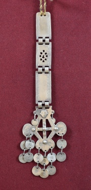 SHIKIL ARAUCANO, tres chapones cincelados del cual se desprende cruz