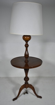 Mesa lámpara de madera. (falta perilla de la pantalla).  