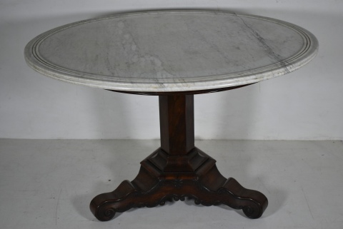 Mesa Victoriana de caoba con tapa de mármol circular.