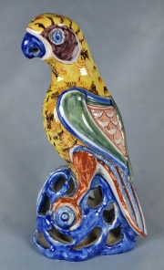 Loro de cerámica francesa. 23,5 cm.