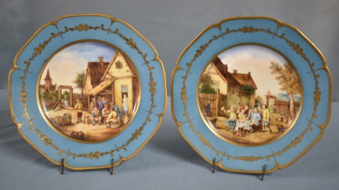 Par de platos de porcelana con escenas holandesas. Diámetro: 24 cm.