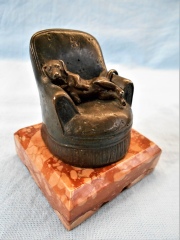 Perrito en el sillón, pequeña escultura de bronce, base de mármol rojo, c. 1920