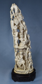 Grupo de marfil chino, personajes y animales. Con base madera. Alto total: 37 cm.