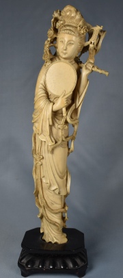 Mujer con abanico-espejo, figura china. 30 cm