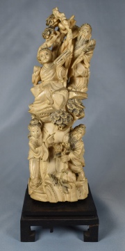 Cuatro personajes en un árbol. talla china, marfil. 25 cm.