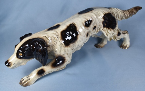 Perro de ceramica esmaltado de origen alemán. 52 cm de largo.