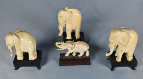 Cuatro elefantes, de marfil con bases de madera.