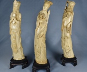 Tres tallas chinas, dos hombres y una mujer. 31 cm.