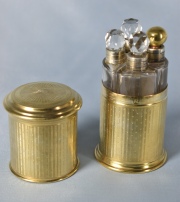 Perfumero Plata francesa y 4 frascos interiores, (1 tapón diferente). dos golletes con deterioros. 11,5 cm.