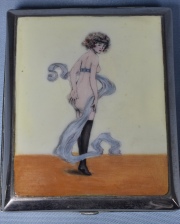 Cigarrera de metal y esmalte de desnudo femenino, con estola