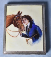 Cigarrera: caballo y mujer en esmaltes polícromos.